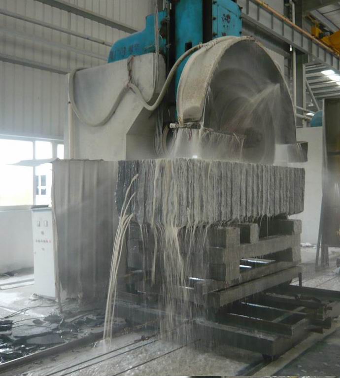 砂剧机器可以同时切出8片至10板大板 ,能缩短生产时间。